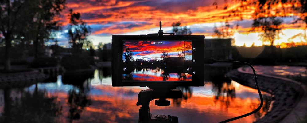 Fotocamera con monitor che riprende un tramonto