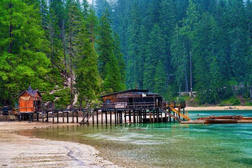 Lago di Braies sotto pioggia battente