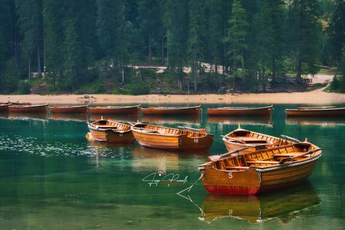 Lago di Braies sotto pioggia battente
